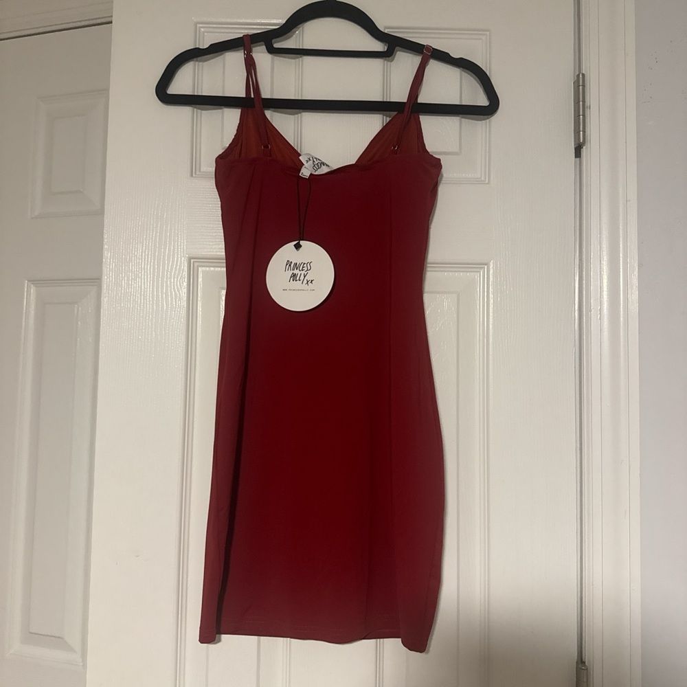 Elegant Red Dress - Picture 2 of 3